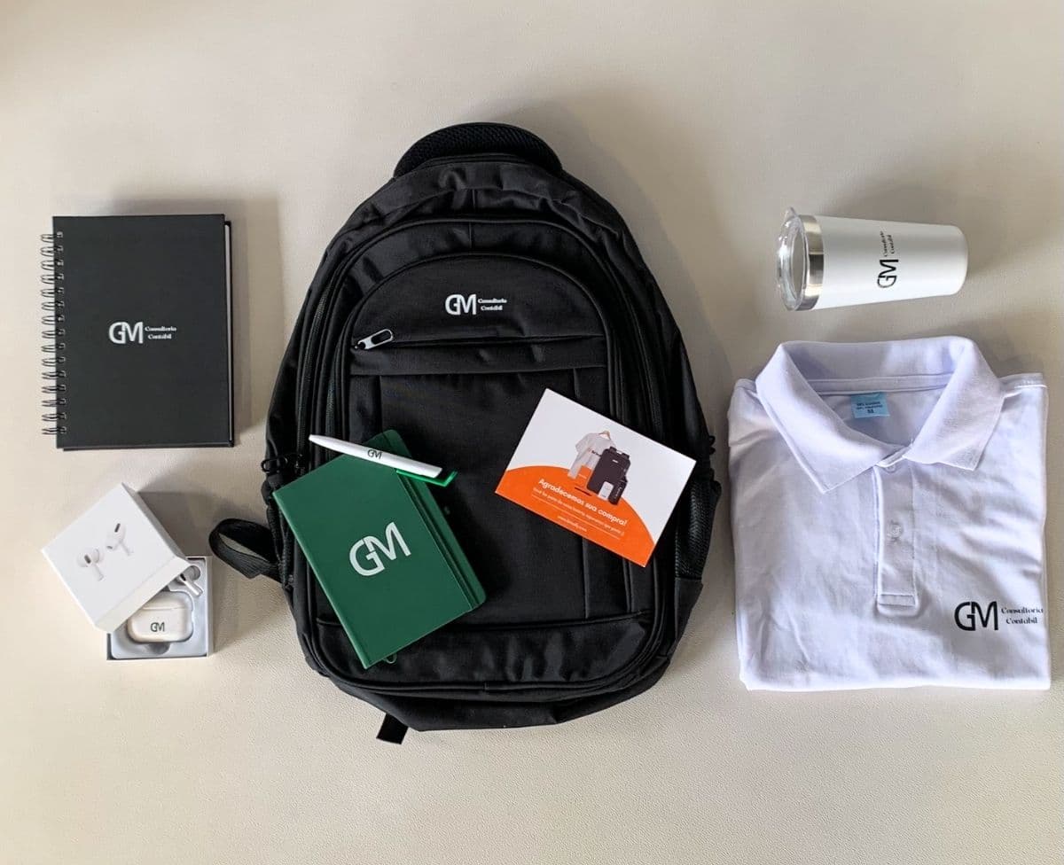 Kit de brindes corporativos personalizados entregue pela Vinkule